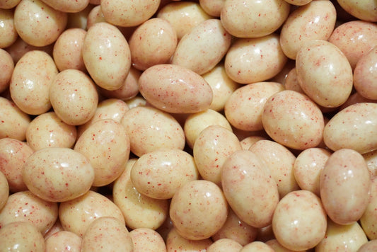 Himbeermandeln in weißer Schokolade